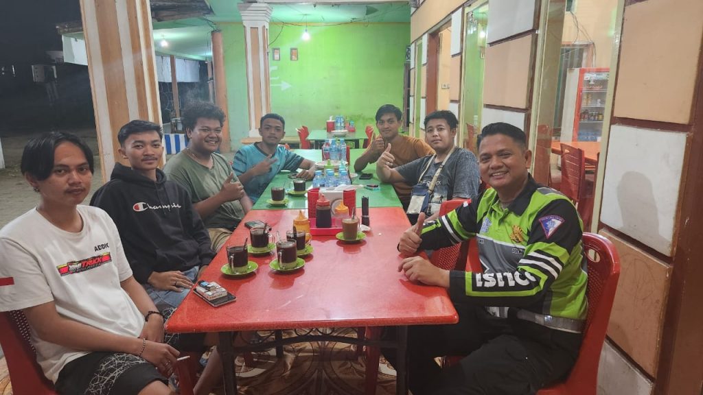 Ngopi Bareng Anak Muda Pengawal Mobil Truk di Poros Maros-Bone, Satgas Kappang Ajak Jadi Pelopor Keselamatan Berlalulintas