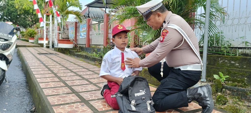 Aksi Dua Polantas di Bone Saat Bantu Anak Sekolah Yang Alami Sesak Nafas