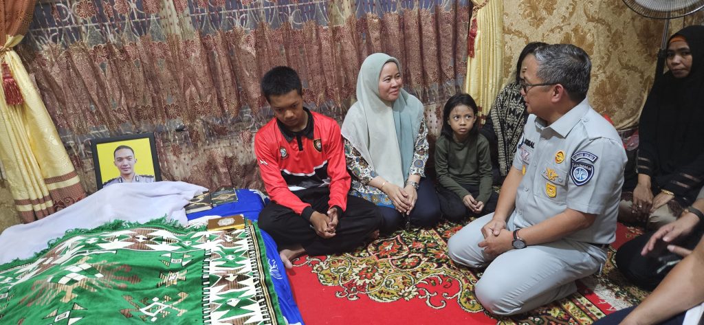 Jasa Raharja Sulsel Melayat ke Rumah Duka Personel Ditlantas Polda Sulsel Korban Laka Lantas