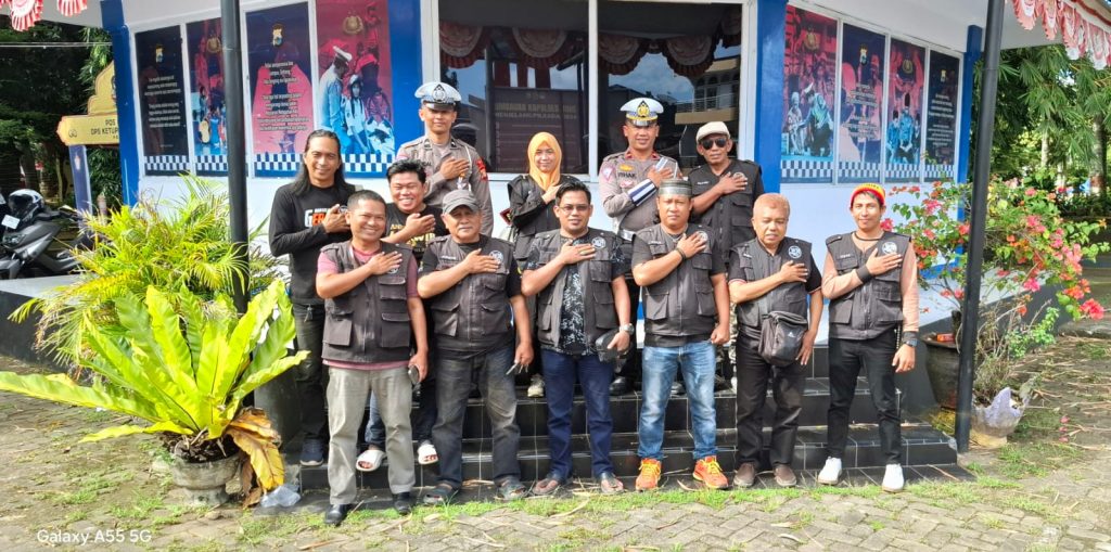 Kolaborasi Polantas Bone dan Jurnalis Berbagi di Jumat Berkah