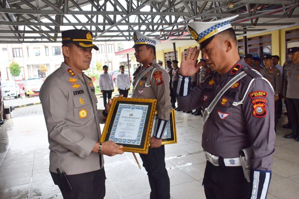 Dua Personel Satlantas Dapat Penghargaan Kapolres Bone