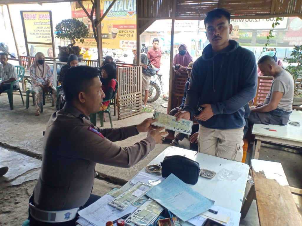 Di Kecamatan Cina, Samkel Satlantas Polres Bone Beri Pelayanan Maksimal