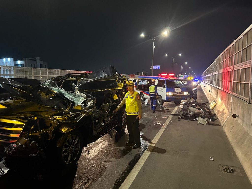 Truk Kontainer Vs Toyota Land Cruiser di Tol Layang Makassar, 2 Tewas