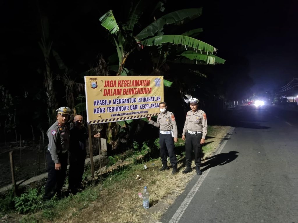 Tekan Laka Lantas, Satlantas Polres Bone Pasang Spanduk Imbauan di Daerah Rawan Lakalantas