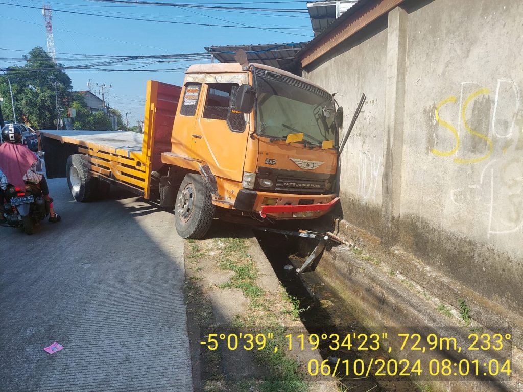 Truk Mitsubishi Fuso Tabrak Tembok Rumah Warga di Maros