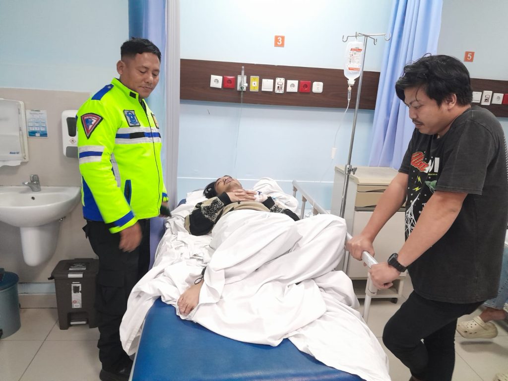 Waduh! Mobil Toyota Avanza Tabrak Pohon dan Pot Bunga di Depan Gedung CCC Makassar. Begini Kronologisnya!
