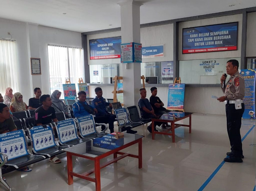 Pemohon SIM pun di Satpas Polres Bone Jadi Sasaran Sosialisasi Operasi Zebra Pallawa 2024