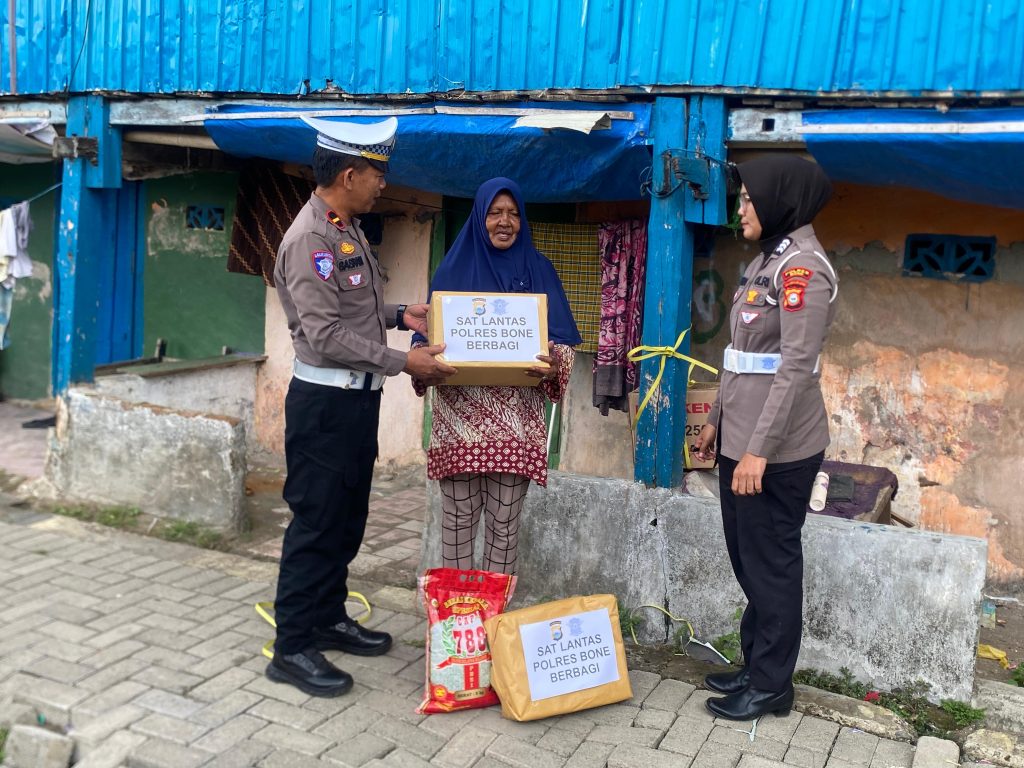 Satlantas Polres Bone Berbagi Sembako Hingga Edukasi Masyarakat