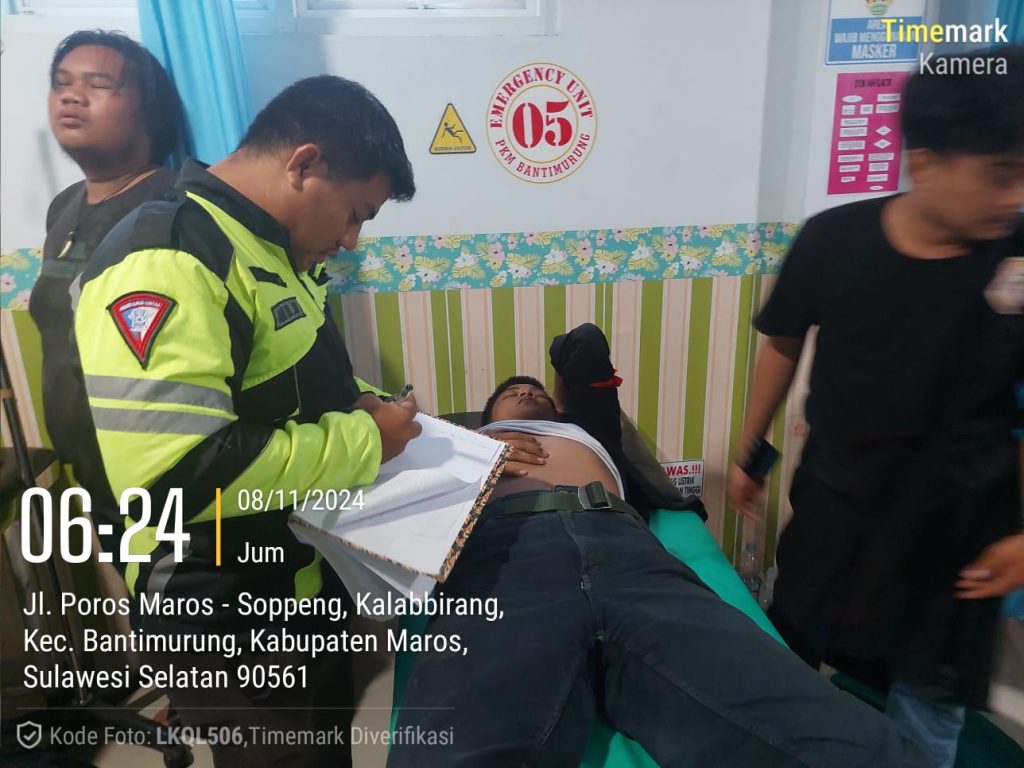 Mobil Pick UP Ditumpangi 20 Mahasiswa Terperosok dan Terjungkal Masuk Sawah di Maros, 1 Meninggal Dunia
