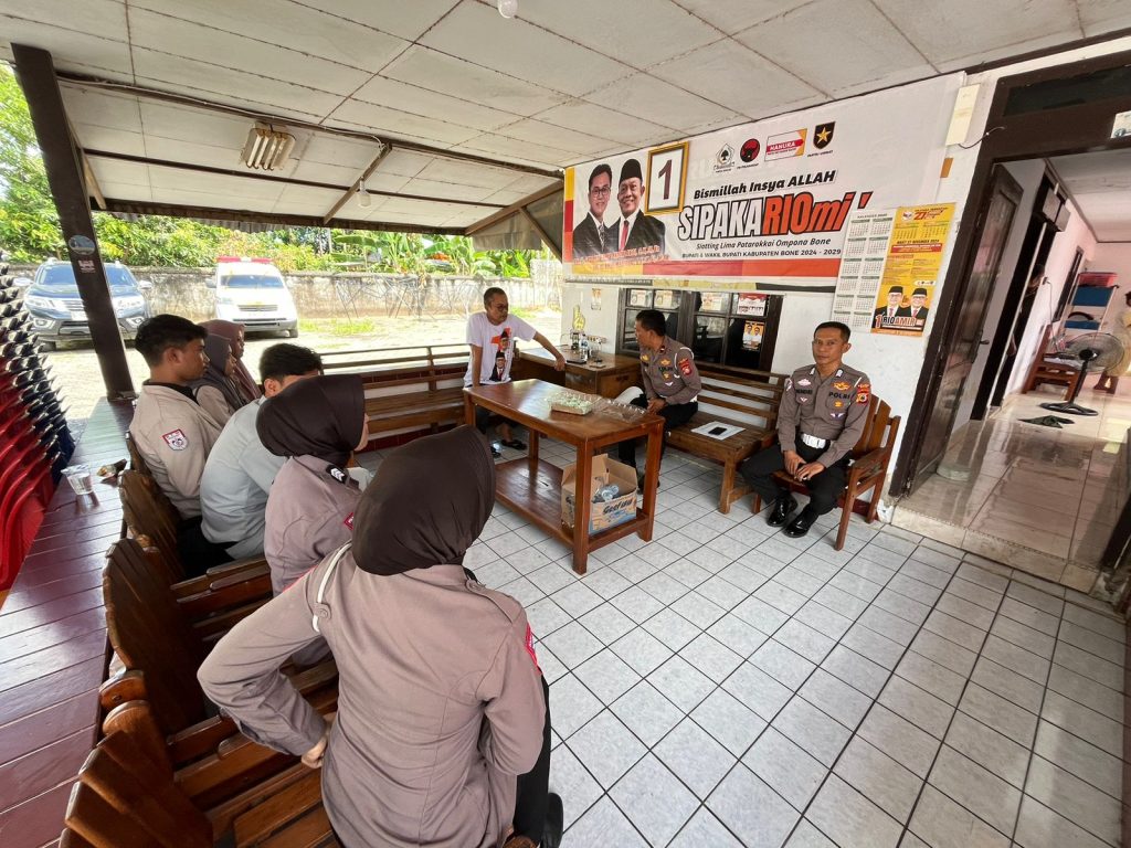 Sosialisasi Kamseltibcar Lantas, Polantas Bone Datangi Posko Pemenangan Cabup-Cawabup