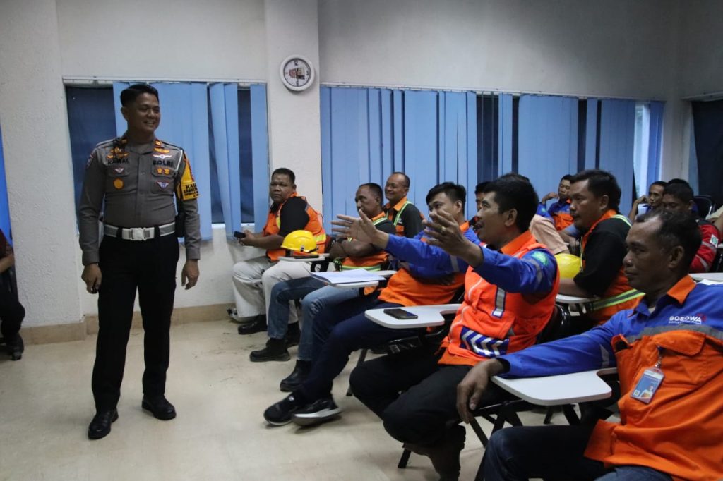 Tengok Cara Kasat Lantas Polres Maros Ajak Sopir Truk Bosowa Tingkatkan Keselamatan Berkendara