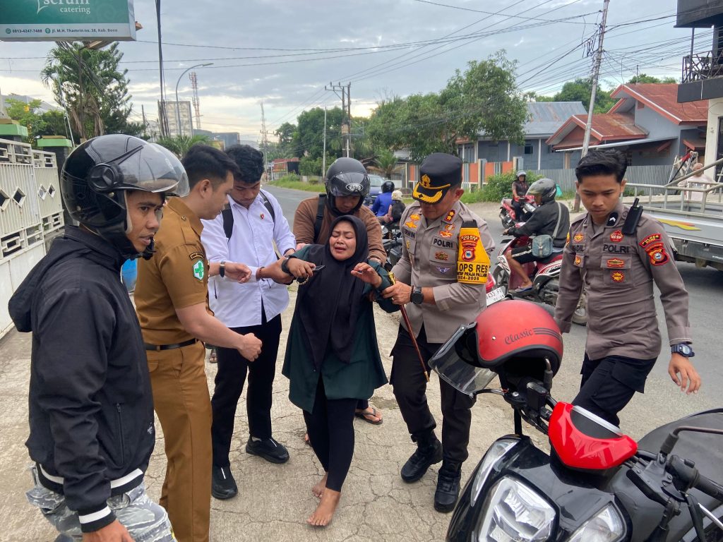Kapolres Bone Bantu Masyarakat Yang Alami Kecelakaan Lalu Lintas di Jalan