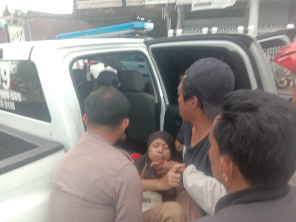 Peka! Personel Polantas Bone Bantu Pengendara Korban Lakalantas