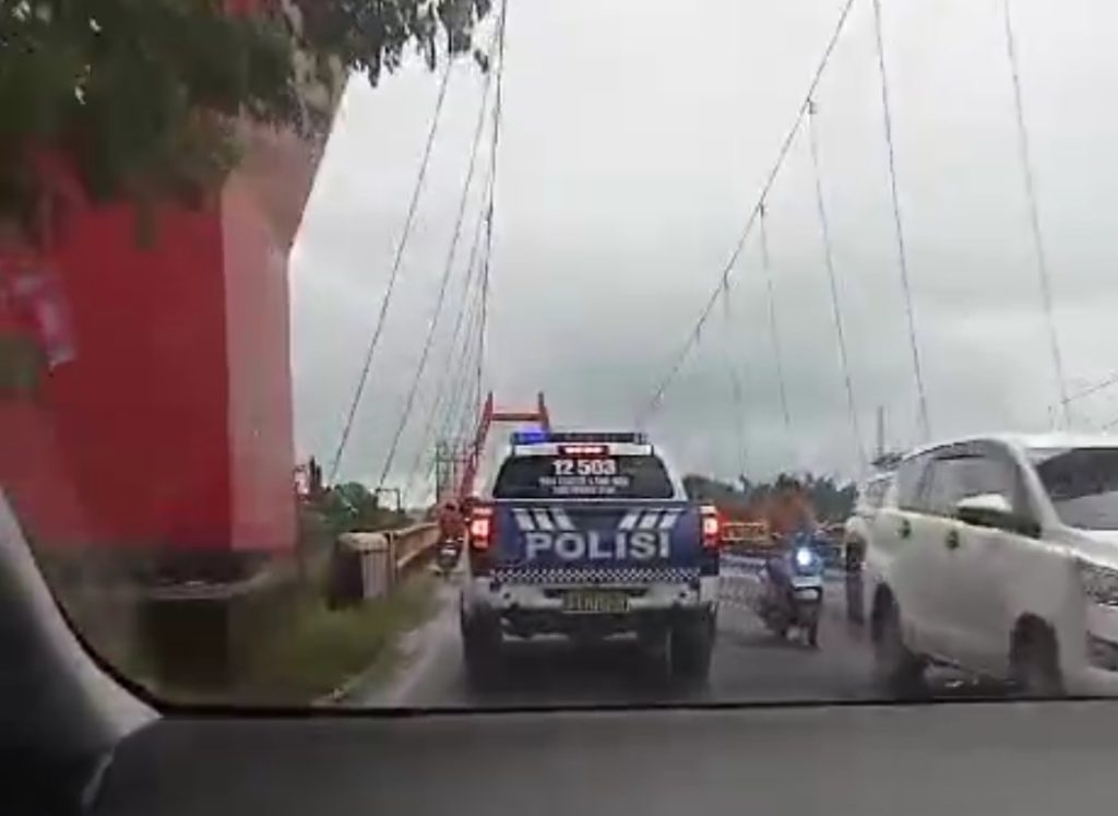 Sigap! Patroli Satlantas Polres Gowa Kawal Ambulans Putus Sirine Bawa Pasien Kritis