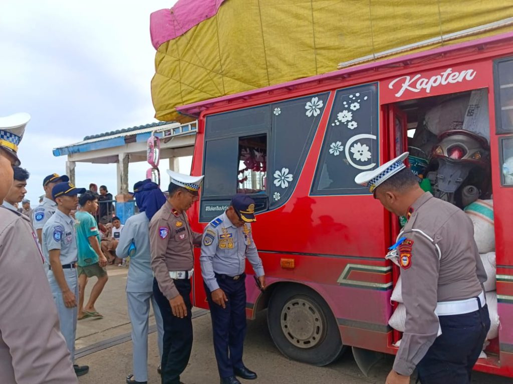 Polantas Bone Ramcek Bus dan Cek Kesehatan di Pelabuhan Bajoe