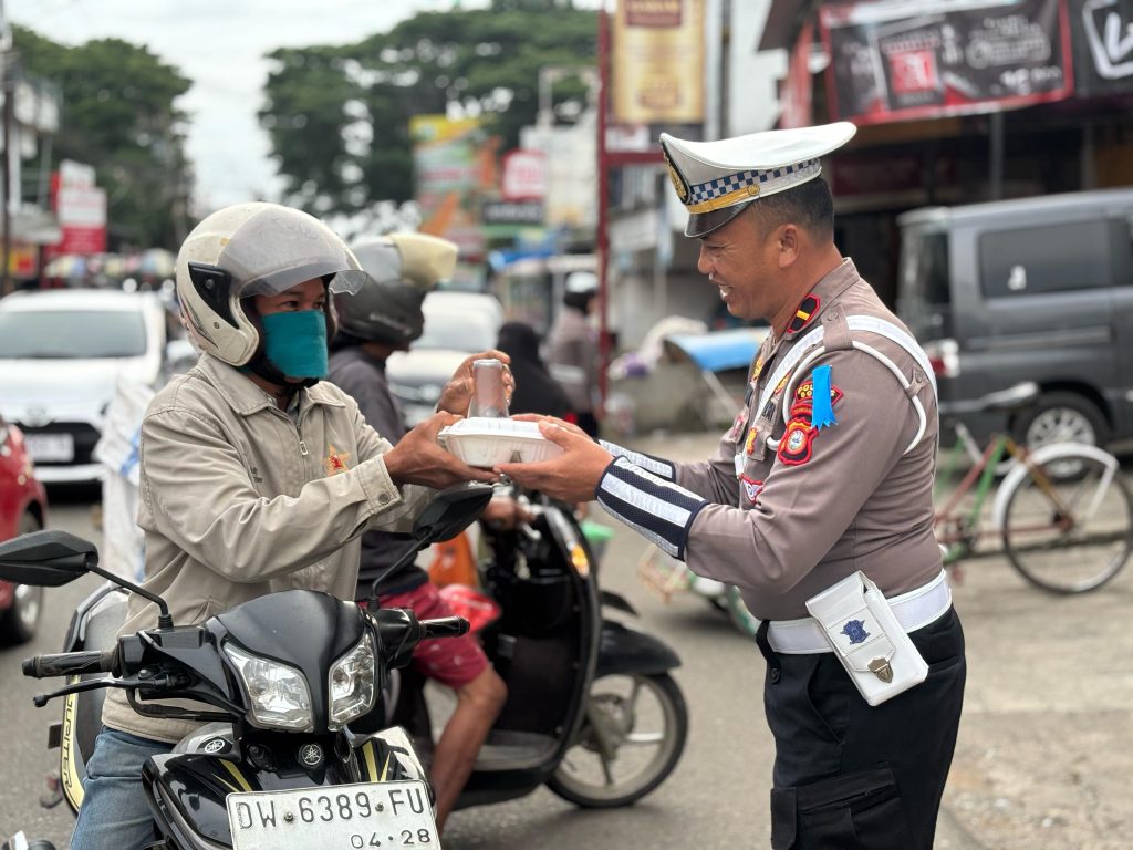 Satlantas Polres Bone: Indahnya Berbagi di Hari ke-5 Operasi Keselamatan Pallawa 2025
