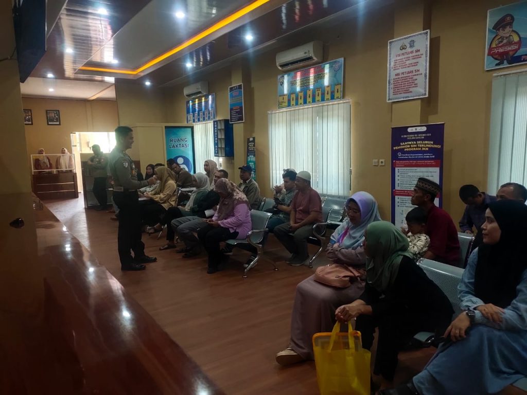 Keselamatan Sebagai Kebutuhan: Kasat Lantas Maros Beri Edukasi Langsung kepada Pemohon SIM