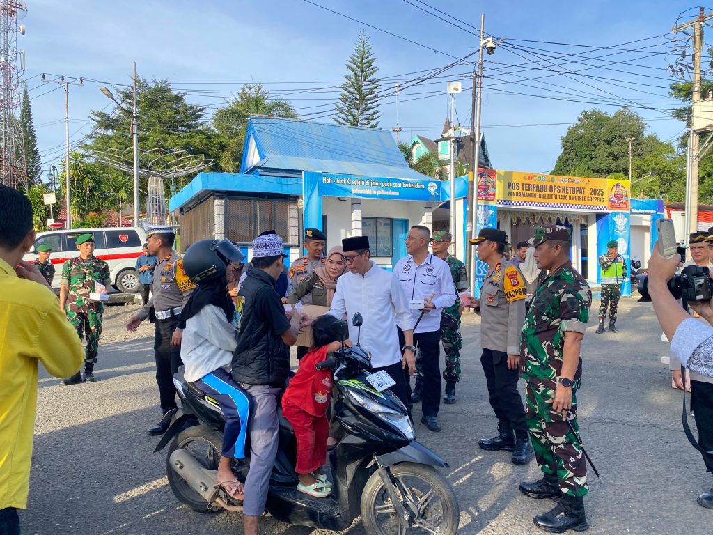 Forkopimda Soppeng Kawal Operasi Ketupat Pallawa 2025 dan Berbagi Takjil di Jalan Poros Kota