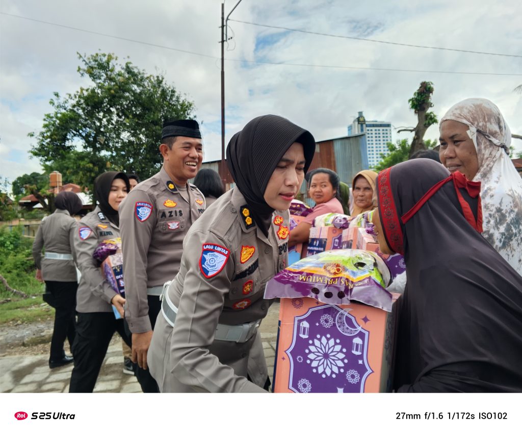 100 Warga Kurang Mampu di Jalan Adiyaksa 3 Makassar Dapat Bantuan sembako Ditlantas Polda Sulsel