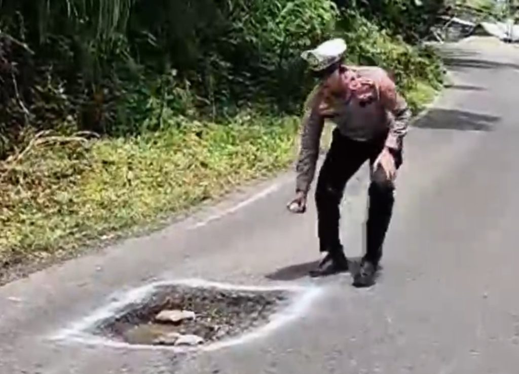 Langkah Cepat Satlantas Maros Perbaiki Jalan Rusak Jelang Arus Mudik
