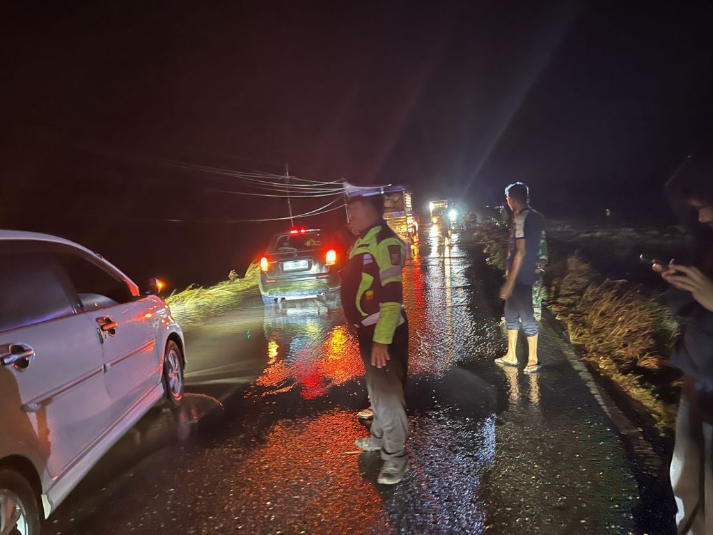 H+8 Idul Fitri 1446 H, Arus Lalu Lintas Terhambat Banjir di Poros Kabupaten Soppeng-Sidrap