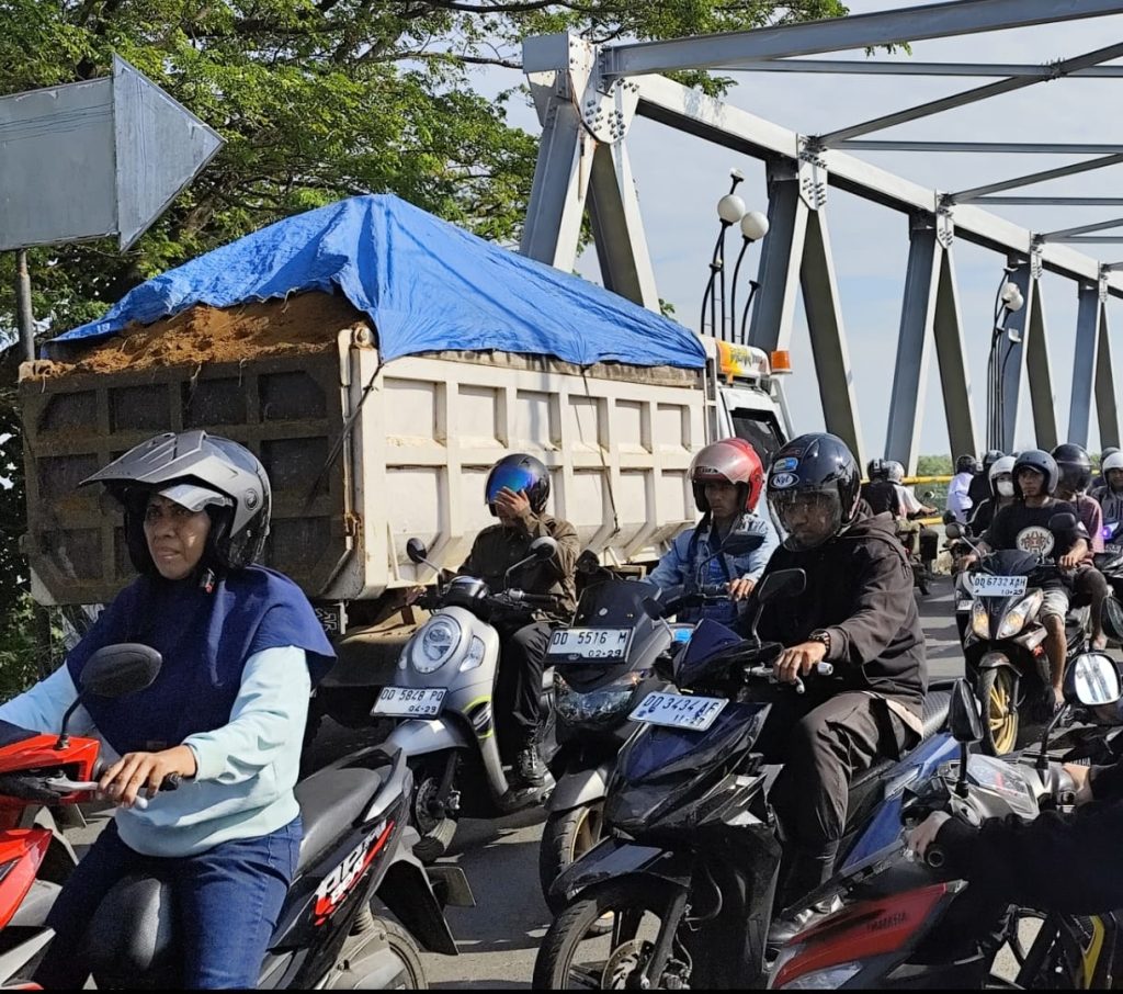 Truk Muatan Pasir Jadi ‘Benalu’ Lalulintas di Area Jembatan Barombong