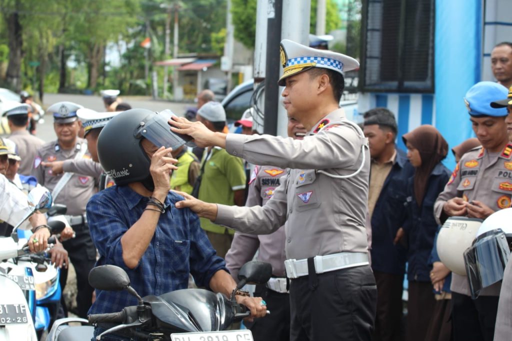 HUT Bhayangkara ke-79: Korlantas Polri Bagikan 130 Helm SNI di Kabupaten Soppeng