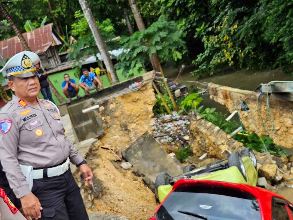 Kasat Lantas Bone Pimpin Evakuasi Tiga Mobil Terperosok Longsor