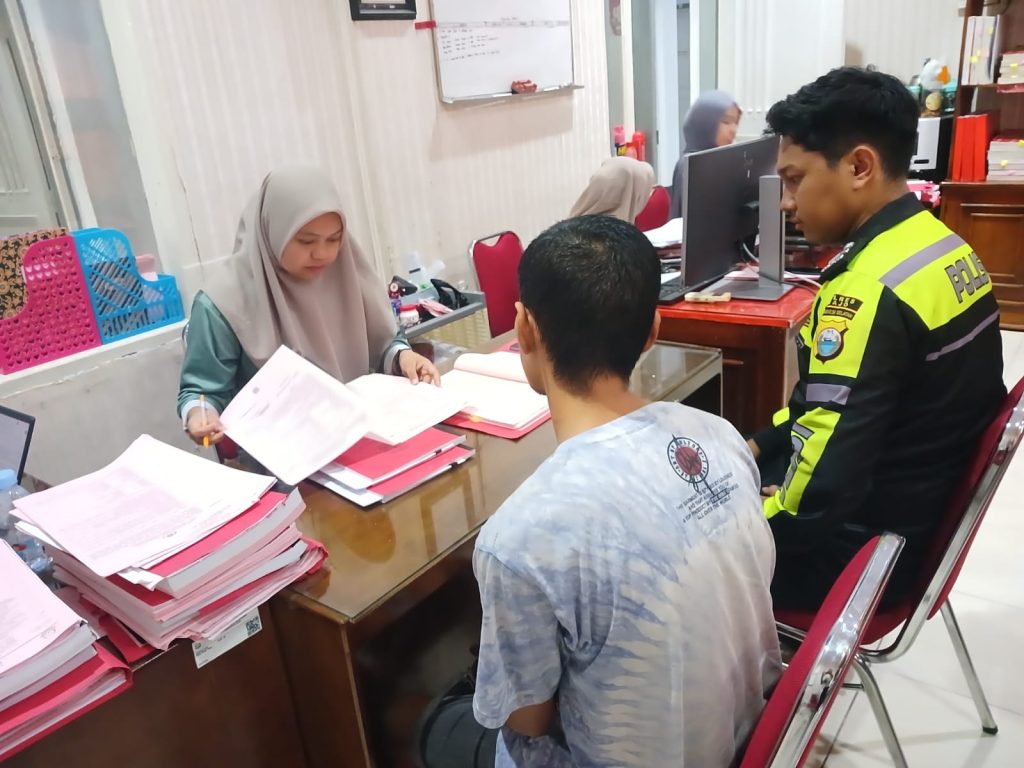 Sat Lantas Polres Wajo Serahkan Tersangka Laka Lantas di Pammana ke Kejari
