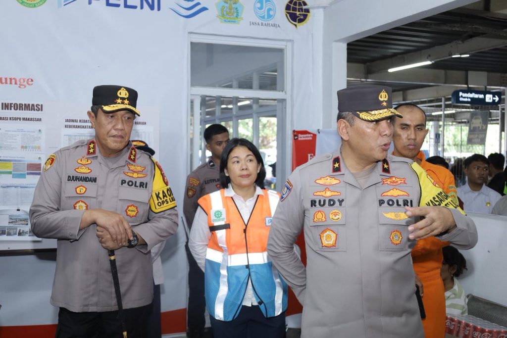 Kapolda Sulsel dan Kasatgas Preemtif Mabes Polri Tinjau Pospam Lilin 2025 Siap Hadapi 450.000 Pemudik