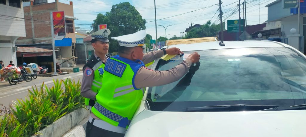 Hari ke 2 Operasi Keselamatan Pallawa 2026, Satlantas Polres Bone Tebar Stiker dan Brosur