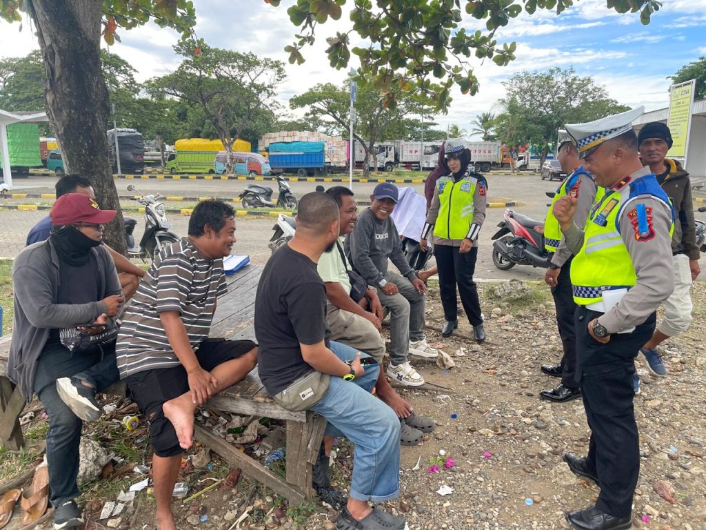 Polantas Menyapa ‘Mappatabe” Satlantas Polres Bone di Hari ke 3 Operasi Keselamatan Pallawa 2026, Sasar Sopir Angkot