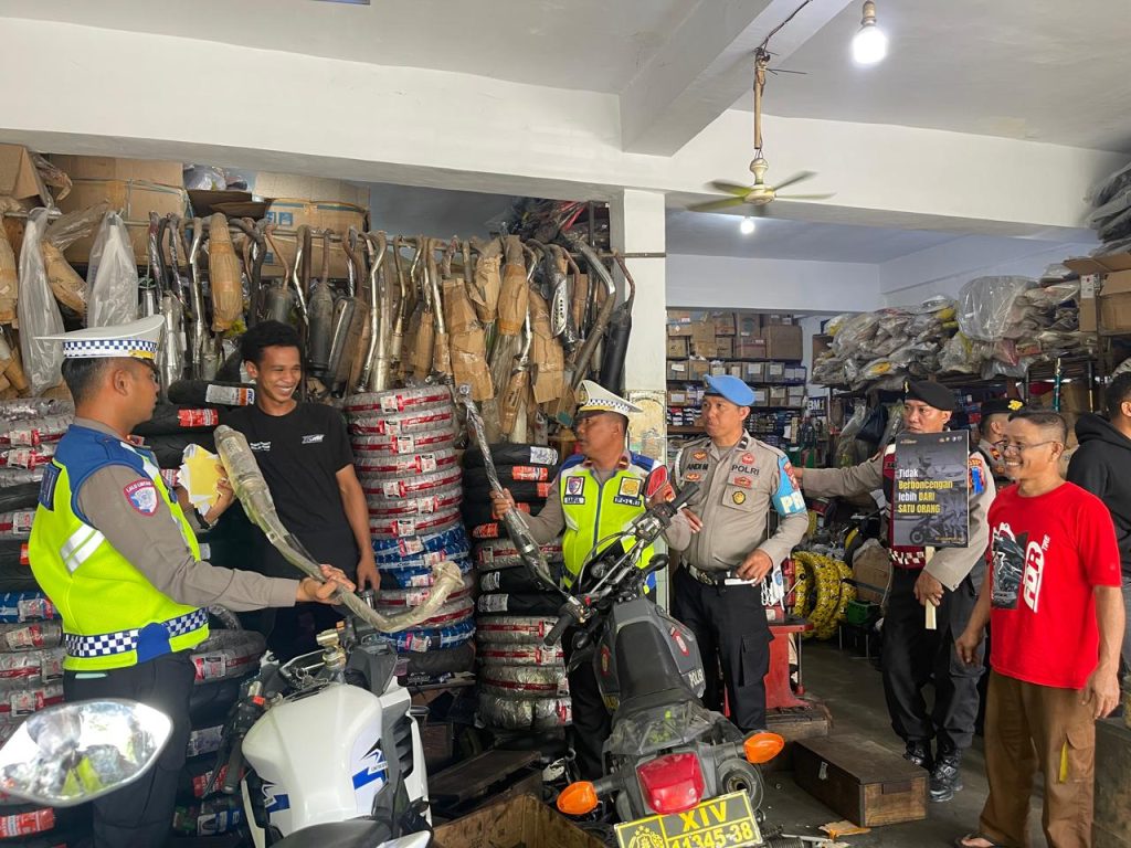 Larangan Penggunaan Knalpot Bising, Satlantas Polres Bone Sidak ke Bengkel