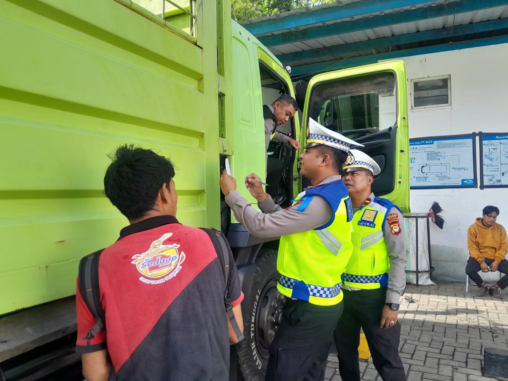 Hari ke 11 Operasi Keselamatan Pallawa 2026, Satlantas Polres Bone Cek Kondisi Kendaraan Truk