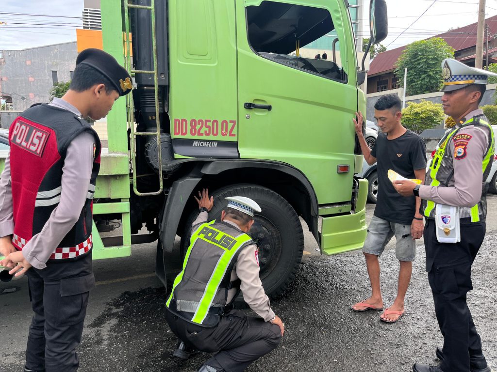 Satlantas Polres Wajo di Hari ke 11 Operasi Keselamatan Pallawa 2025 Gelar Operasi dan Ramp Check Kendaraan