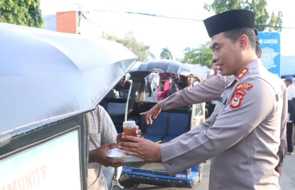 Dipimpin Kapolres, Personel Satlantas Polres Wajo Berbagi Takjil