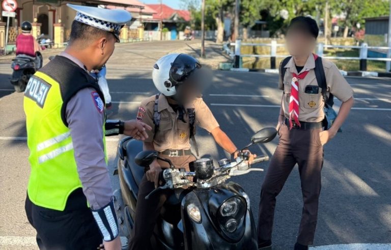 Satlantas Bone Tegur Pelajar Tanpa Gunakan Helem
