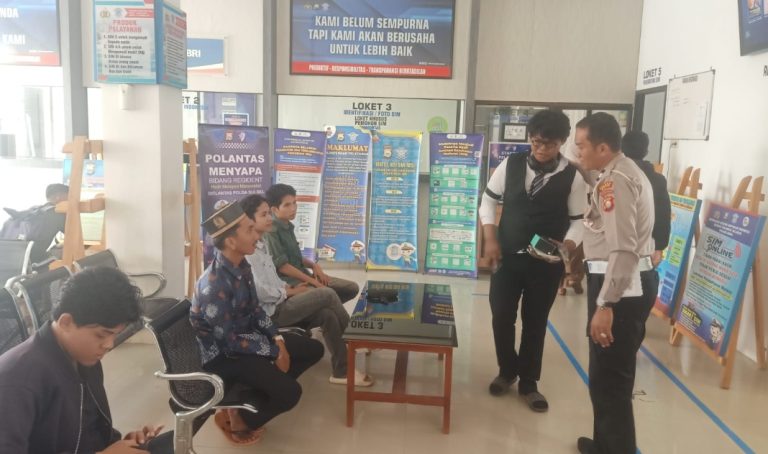 Polantas Menyapa, Satlantas Polres Bone Edukasi Pemohon SIM Soal Keselamatan Berkendara