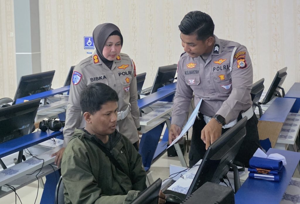 Pastikan Berjalan sesuai SOP, Kasatlantas Polrestabes Makassar Sidak Layanan SIM