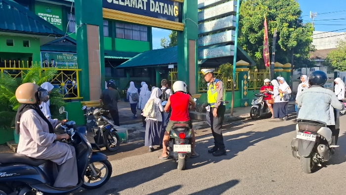 Polantas ingatkan Siswa MTsN 1 Bone Tidak Kemudikan Kendaraan ke Sekolah