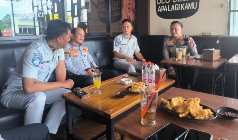 Kolaborasi Multi instansi Satlantas Polres Bone Hadapi Titik Rawan Lalu Lintas