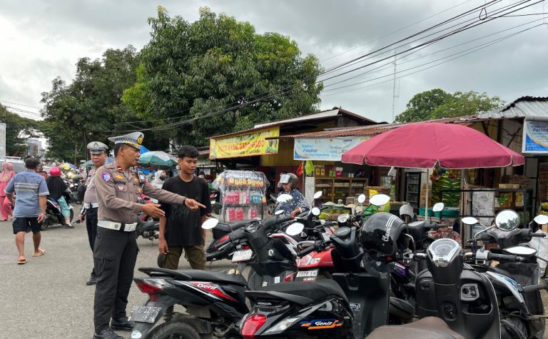 Satlantas Polres Bone Tertibkan Parkir Pasar Sentral