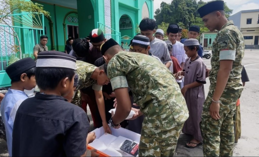 Nasi Hangat, Hati Hangat: TNI Yonif 859/RBK Pererat Tali Persaudaraan di Aminweri