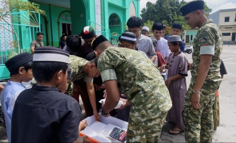 Nasi Hangat, Hati Hangat: TNI Yonif 859/RBK Pererat Tali Persaudaraan di Aminweri