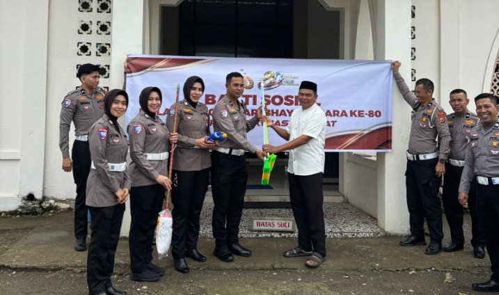 Jelang HUT Bhayangkara ke-80, Sat Lantas Polres Bone Gelar Bakti Religi Bersih-bersih Masjid