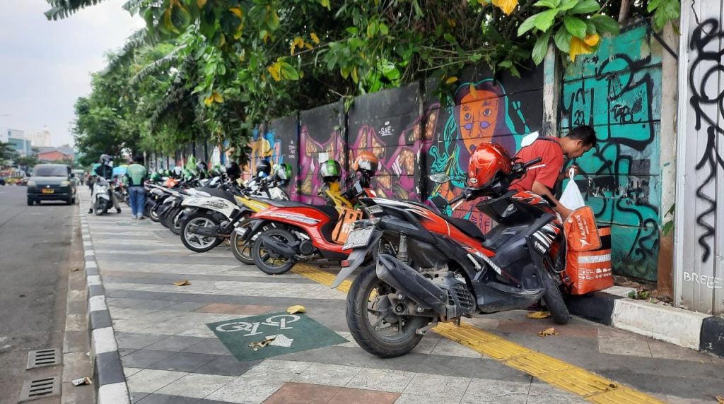 Parkir Liar di Trotoar dan Ancaman Sanksi dalam Hukum Lalu Lintas