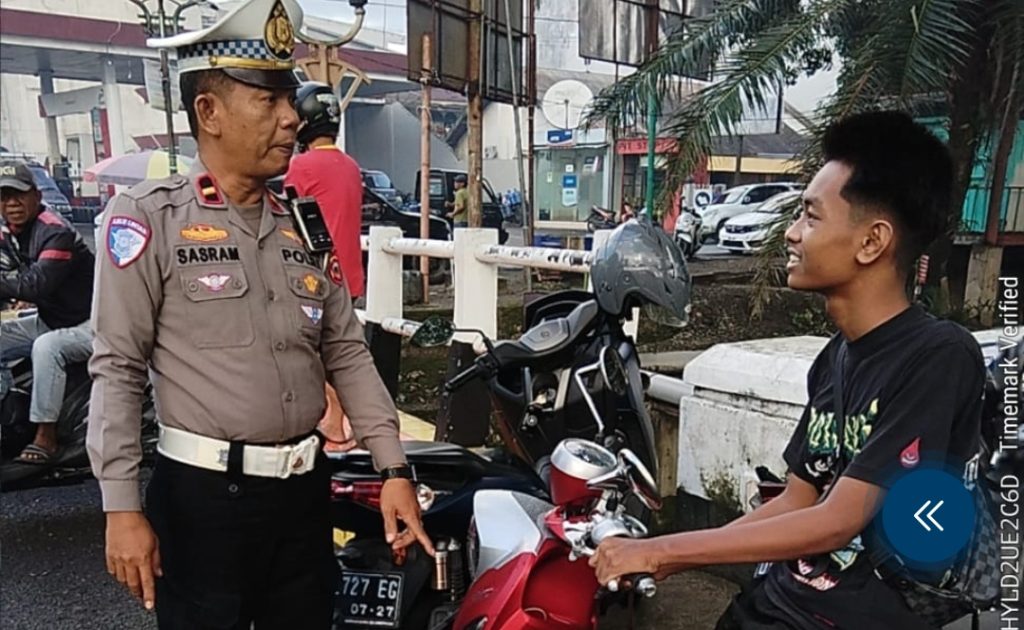 Polantas Menyapa: Satlantas Polres Bone Ajak Pengendara Tertib Berlalu Lintas