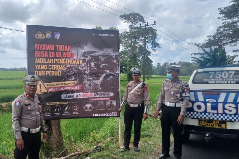 Minimalisir Laka Lantas, Satlantas Polres Bone Pasang Spanduk Imbauan