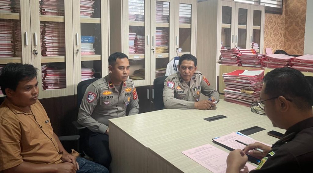 Tahap II: Sat Lantas Polres Bone Serahkan Tersangka dan BB Kasus Kecelakaan