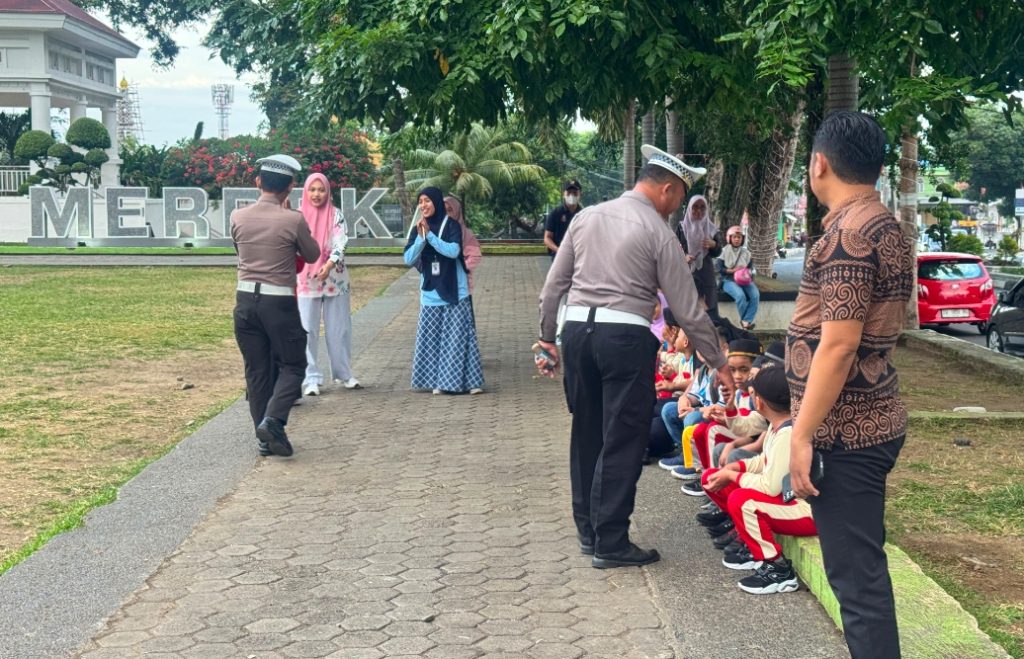Polantas Bone Ajak Pelajar MI Ma’had Hadits Alkubaidiah Belajar Keselamatan di Jalan